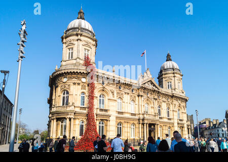 "Weinende Fenster" Mohn Kunstinstallation durch Paul Cummins und Tim Piper für Maritime Museum, Kingston-upon-Hull, Stadt der Kultur 2017, Yorkshire England Stockfoto