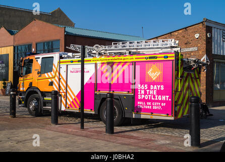 Humberside Fire Service Scania P280 Pumpe Leiter Gerät in Stadt von Kultur 2017 Livree, Humber Dock Road, Kingston-upon-Hull, Yorkshire, England Stockfoto