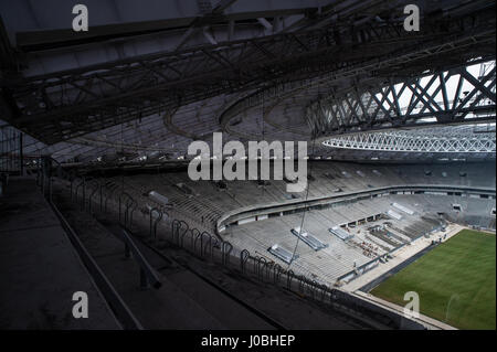 Im Luzhniki-Stadion. Zeigen Sie mit sowjetischen Präzision Bilder, wie die zwei mächtigen Stadien, in denen die russischen WM 2018 bis zur Perfektion mit dem Rest unter den Weg gut poliert werden. Im Gegensatz zu früheren Farce Infrastruktur arbeitet für die brasilianische und South African World Cups, Bilder zeigen, dass in Russland der 45.000 Sitzer Kazan Arena, Heimat von Rubin Kazan und der Otkrytiye-Arena, Heimat von Spartak Moskau, sind bereits fertig gestellt. Andere Bilder zeigen das Olympiastadion Luschniki in Moskau, das ist komplett renoviert und verfügt über 3.000 Arbeiter vor Ort 24/7, um den Bau zu beschleunigen Stockfoto