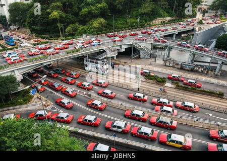 HONG KONG, CHINA: Überhaupt gewundert, wie Ihre Stadt aussehen würde, wenn Taxis die Straßen regiert? Diese befremdliche Bilder geben einen Einblick in eine seltsame Welt, wo Taxis dominieren, wie durch ein Reisefotograf konzeptualisiert.  Die roten und weißen Taxis von Kowloon in Hong Kong kann gesehene Nase zu Endstück rund um die legendäre Stadt schlängelt.  Andere Bilder zeigen eine Formation von Flugzeugen in den Himmel als auch erhöhten Straßenbahnen. Australische Fotograf Peter Stewart (31), jetzt Leben in Hongkong Taxi Übernahme vorgestellt und bis zu sechs mühevolle stundenlang um jedes komplette Foto zu erzeugen. Stockfoto