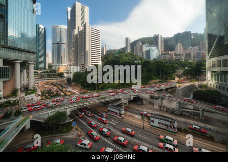 HONG KONG, CHINA: Überhaupt gewundert, wie Ihre Stadt aussehen würde, wenn Taxis die Straßen regiert? Diese befremdliche Bilder geben einen Einblick in eine seltsame Welt, wo Taxis dominieren, wie durch ein Reisefotograf konzeptualisiert.  Die roten und weißen Taxis von Kowloon in Hong Kong kann gesehene Nase zu Endstück rund um die legendäre Stadt schlängelt.  Andere Bilder zeigen eine Formation von Flugzeugen in den Himmel als auch erhöhten Straßenbahnen. Australische Fotograf Peter Stewart (31), jetzt Leben in Hongkong Taxi Übernahme vorgestellt und bis zu sechs mühevolle stundenlang um jedes komplette Foto zu erzeugen. Stockfoto