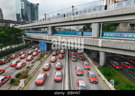 HONG KONG, CHINA: Überhaupt gewundert, wie Ihre Stadt aussehen würde, wenn Taxis die Straßen regiert? Diese befremdliche Bilder geben einen Einblick in eine seltsame Welt, wo Taxis dominieren, wie durch ein Reisefotograf konzeptualisiert.  Die roten und weißen Taxis von Kowloon in Hong Kong kann gesehene Nase zu Endstück rund um die legendäre Stadt schlängelt.  Andere Bilder zeigen eine Formation von Flugzeugen in den Himmel als auch erhöhten Straßenbahnen. Australische Fotograf Peter Stewart (31), jetzt Leben in Hongkong Taxi Übernahme vorgestellt und bis zu sechs mühevolle stundenlang um jedes komplette Foto zu erzeugen. Stockfoto