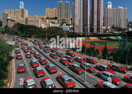 HONG KONG, CHINA: Überhaupt gewundert, wie Ihre Stadt aussehen würde, wenn Taxis die Straßen regiert? Diese befremdliche Bilder geben einen Einblick in eine seltsame Welt, wo Taxis dominieren, wie durch ein Reisefotograf konzeptualisiert.  Die roten und weißen Taxis von Kowloon in Hong Kong kann gesehene Nase zu Endstück rund um die legendäre Stadt schlängelt.  Andere Bilder zeigen eine Formation von Flugzeugen in den Himmel als auch erhöhten Straßenbahnen. Australische Fotograf Peter Stewart (31), jetzt Leben in Hongkong Taxi Übernahme vorgestellt und bis zu sechs mühevolle stundenlang um jedes komplette Foto zu erzeugen. Stockfoto