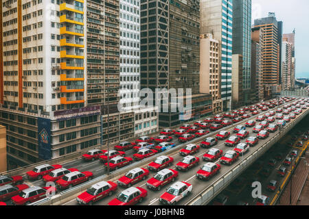 HONG KONG, CHINA: Überhaupt gewundert, wie Ihre Stadt aussehen würde, wenn Taxis die Straßen regiert? Diese befremdliche Bilder geben einen Einblick in eine seltsame Welt, wo Taxis dominieren, wie durch ein Reisefotograf konzeptualisiert.  Die roten und weißen Taxis von Kowloon in Hong Kong kann gesehene Nase zu Endstück rund um die legendäre Stadt schlängelt.  Andere Bilder zeigen eine Formation von Flugzeugen in den Himmel als auch erhöhten Straßenbahnen. Australische Fotograf Peter Stewart (31), jetzt Leben in Hongkong Taxi Übernahme vorgestellt und bis zu sechs mühevolle stundenlang um jedes komplette Foto zu erzeugen. Stockfoto