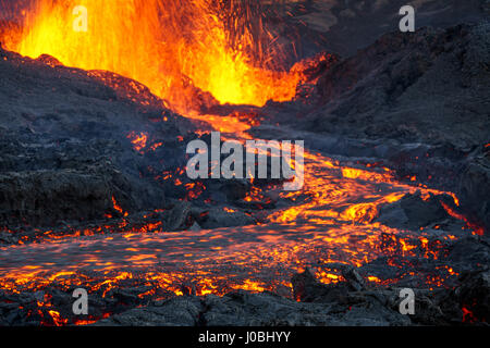 Haarsträubende Bilder zeigen, einer der aktivsten Vulkane der Welt in die Welt explodiert ins Leben. Die spektakulären Bilder von dieser letzten Ausbruch zeigt der rotes heiße Piton De La Fournaise Vulkan Nässen ein Meer von brennenden Lava. Weitere sensationelle Bilder angezeigt die geschmolzenen Ausbruch Beleuchtung am Abendhimmel. Der französische Fotograf Gabriel Barathieu (33) trotzten die Bedingungen zu dieser sensationellen Aufnahmen des Vulkans auf La Réunion Insel an der Ostküste von Madagaskar. Stockfoto