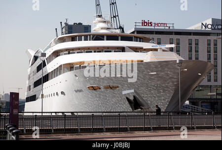 Blick auf die Bögen der "The Sunbourn" ein Super-Yacht Hotel, neben dem ExCel Centre am Royal Victoria Dock, London festgemacht Stockfoto