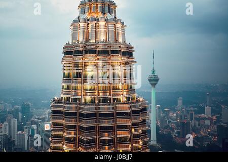 Kuala Lumpur, Malaysia - 10. März 2017: Aussicht von der Spitze des Petronas Twin Towers am 10. März 2017 in Kuala Lumpur, Malaysia. Die Höhe der Wolkenkratzer Stockfoto