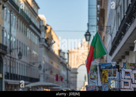 Postkarten und Nationalflagge im Aussteller- und Rua Augusta Arch im Hintergrund in Lissabon Shop Stockfoto