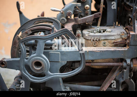 Alte rostige Maschine komplexe Druckmechanismus aus Metall mit Nahaufnahme details Stockfoto