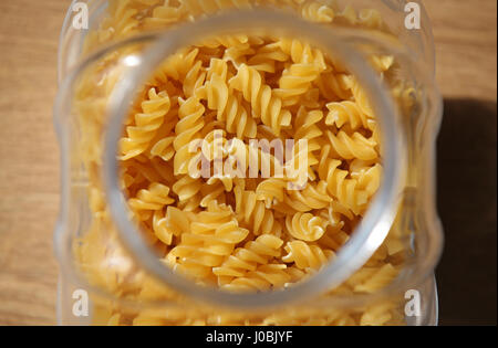 Fusilli Nudeln im Weckglas Stockfoto