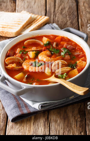 Dick Manhattan Clam Chowder Suppe Nahaufnahme in einer Pfanne. Vertikal Stockfoto