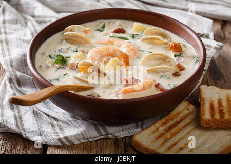 Dicken milchigen Clam Chowder Suppe Nahaufnahme in eine Schüssel geben. horizontale Stockfoto