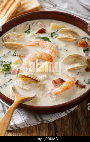 Englische Clam Chowder Suppe close-up auf dem Tisch. vertikale Stockfoto