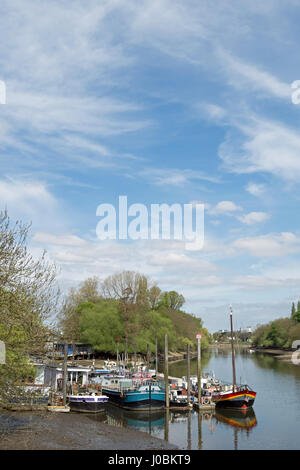 Boote in Isleworth auf der Themse, gesehen bei Ebbe Stockfoto