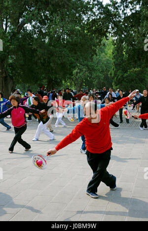 Menschen, die Tai Chi Übungen in den Tempel des Himmels Park in Peking Stockfoto