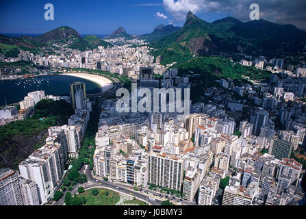 Luftaufnahme der Teil von Rio De Janeiro Zone Süd - ausgekleidet Flamengo Viertel im Vordergrund Enseada de Botafogo (Botafogo-Bucht oder Botafogo Strand) in der Mitte durch den Baum verbunden, Osvaldo Cruz Avenue und der Christusstatue & Tijuca-Wald im Hintergrund, Brasilien. Stockfoto