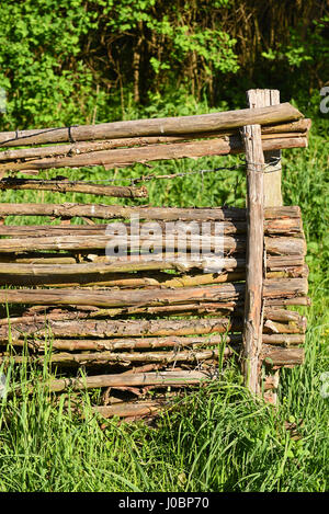 Zaun aus Holzstäbchen Stockfoto