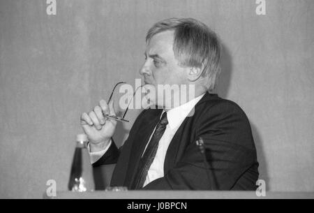 Rt Hon. Christopher Patten, Vorsitzender der konservativen Partei und ehemaliger Abgeordneter für Bad, besucht eine Party Pressekonferenz in London, England am 16. März 1992. Stockfoto