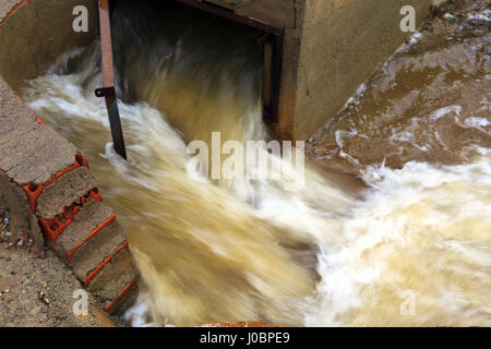 WeatherStorm Ablassen in vollem Fluss Stockfoto