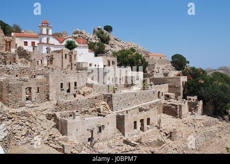 Die Kirche von Agia Zoni steht in den Ruinen des verlassenen Dorf Mikro Chorio auf der griechischen Insel Tilos. Stockfoto