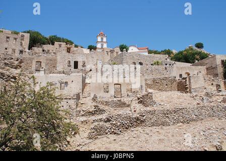 Die Kirche von Agia Zoni steht in den Ruinen des verlassenen Dorf Mikro Chorio auf der griechischen Insel Tilos. Stockfoto