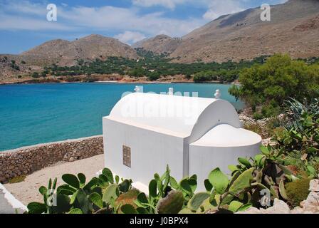 Eine kleine Kapelle von Pondamos Strand von Emborio auf der griechischen Insel Chalki. Stockfoto