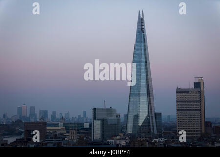 Spektakulären Blick auf The Shard und Guys Hospital mit London Docklands bei Sonnenuntergang Stockfoto