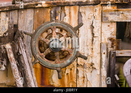 ARAN ISLAND, DONEGAL, Irland - Helm, Lenkrad, alte verlassene Boot, Arranmore oder Aran Island. Stockfoto