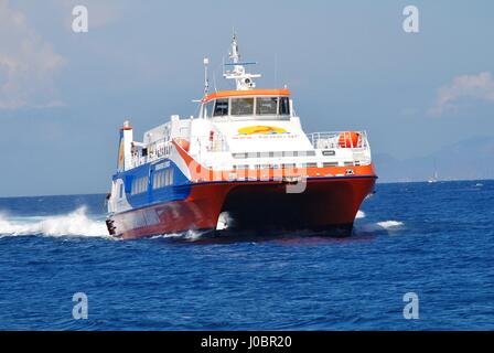 Dodekanisos Seaways Katamaran Fähre Dodekanisos Express kommt am Mandraki-Hafen auf der griechischen Insel Nisyros. Das Schiff wurde im Jahr 2000 gebaut. Stockfoto