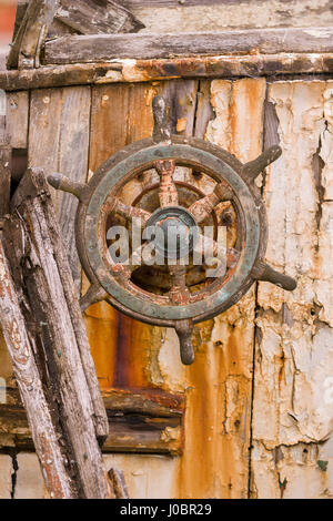 ARAN ISLAND, DONEGAL, Irland - Helm, Lenkrad, alte verlassene Boot, Arranmore oder Aran Island. Stockfoto