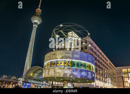 Alexanderplatz und Urania-Weltzeituhr bei Nacht, Berlin Stockfoto