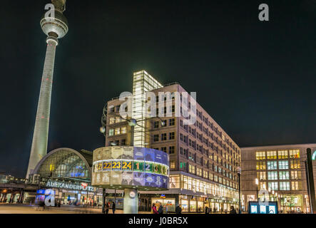 Alexanderplatz und Urania-Weltzeituhr bei Nacht, Berlin Stockfoto