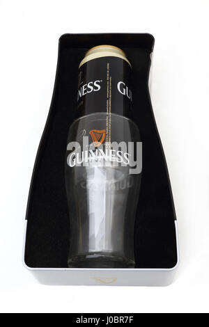 Guinness-Geschenk-Dose mit frisch gezapftes Stout und Pint Glas Stockfoto