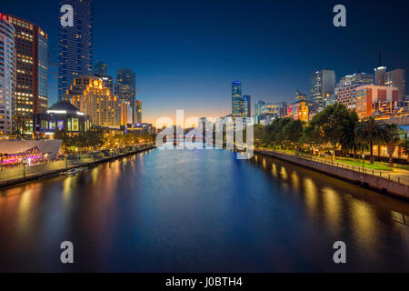 Stadt von Melbourne. Stadtbild Bild von Melbourne während der blauen Dämmerstunde. Stockfoto