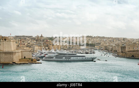 Super Luxus-Yachten vertäut am Manoel Island, Malta Stockfoto