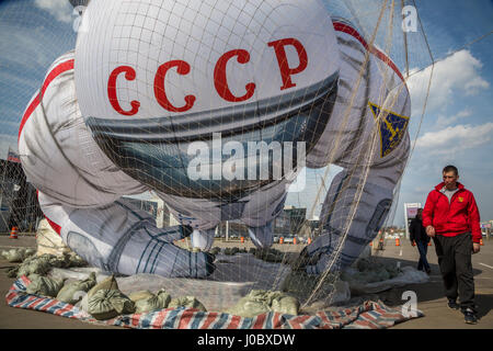 Ein Ballon in Form eines sowjetischen Kosmonauten in einem Shopping Center in Moskau, Russland Stockfoto