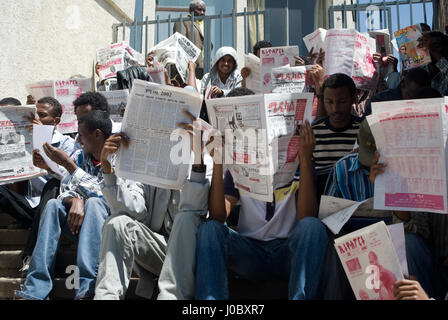 In Addis Abeba Jüngling Surfen die Stellenanzeigen in der Zeitung Stockfoto