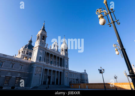 Almudena Kathedrale, Catedral de Madrid, Marquis von Cubas und Fernando Chueca Architekten in der Nähe von Palacio Real de Madrid, Calle de Bailén, Madrid, Spanien Stockfoto
