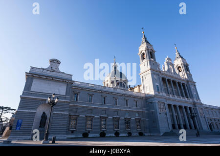 Almudena Kathedrale, Catedral de Madrid, Marquis von Cubas und Fernando Chueca Architekten in der Nähe von Palacio Real de Madrid, Calle de Bailén, Madrid, Spanien Stockfoto