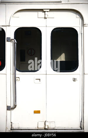 Die Seitenansicht auf die automatische Tür von einem alten Doppeldecker-Bus. Stockfoto