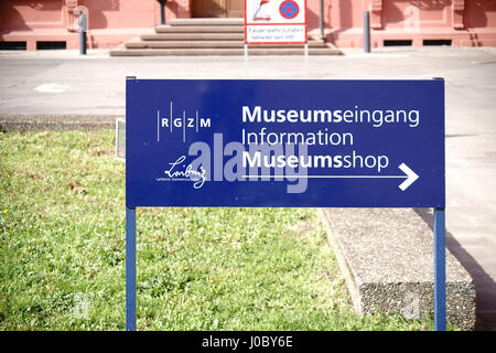 Mainz, Deutschland - 24. März 2017: Ein Schild mit Wegweiser des Museums in das Kurfürstliche Schloss in Mainz am 24. März 2017 in Mainz. Stockfoto