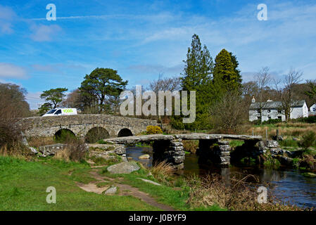 Zwei Brücken, Postbridge, Nationalpark Dartmoor, Devon, England Großbritannien Stockfoto