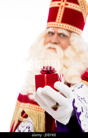 Sinterklaas mit Geschenk. typische holländische Zeichen Teil einer traditionellen Veranstaltung feiert den Geburtstag von Sinterklaas (Nikolaus) im Dezember. WA Stockfoto