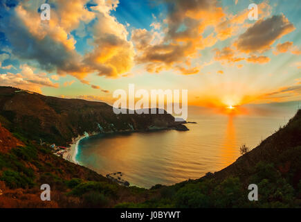 Sonnenuntergang in Cephalonia / Beautiful Panorama von Petani Beach in Kephallonia, Griechenland Stockfoto