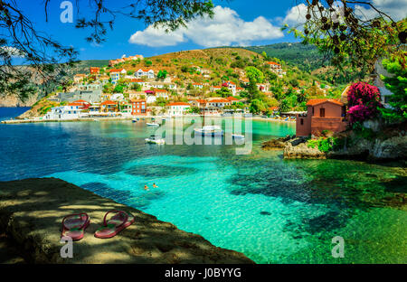 Ein sonniger Tag und klarem Wasser am Strand von Assos, Kefalonia, Griechenland Stockfoto