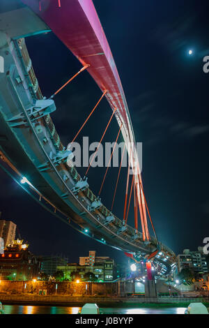 Die Rainbow Bridge gesehen im Mondlicht und die Lichter der Stadt in Taipei, Taiwan Stockfoto