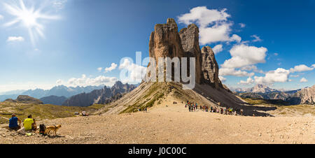 Wanderer, bewundern die majestätischen Tre Cime di Lavaredo an einem schönen sonnigen Tag Stockfoto