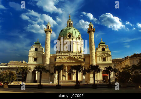 Karlskirche (St. Charles's Church) in Wien, Österreich bei Sonnenuntergang Stockfoto