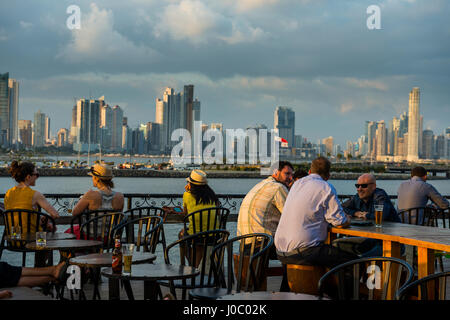 Bar in Casco Viejo mit Blick auf die Skyline von Panama City, Panama, Mittelamerika Stockfoto