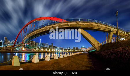 Langzeitbelichtung Panorama auf die Regenbogenbrücke in Taipei, Taiwan Stockfoto